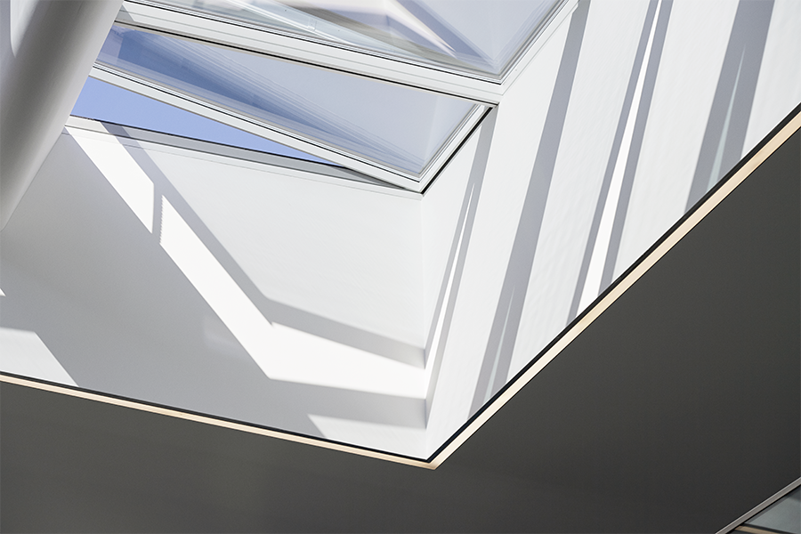 VELUX modulare Dachverglasungslösungen lassen das natürliche Licht durch und ermöglichen die Belüftung des Raumes