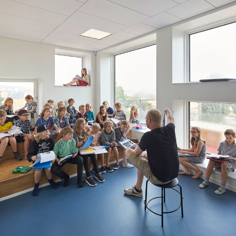 Klassenzimmer mit natürliches Tageslicht und moderner Sitzanordnung